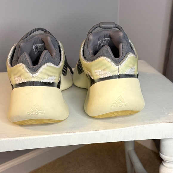 Yeezy 700 V3 Fade Salt Men’s 7.5 LIKE NEW! W/Box